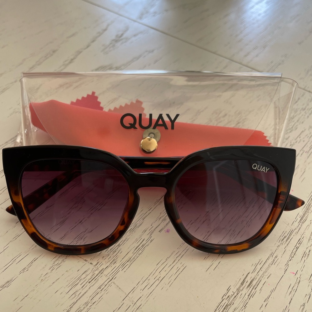Quay Sunglasses. Color: tortoise